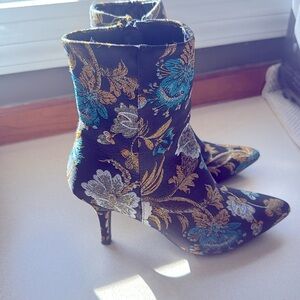 QUPID ANKLE BOOTS SIZE 7.